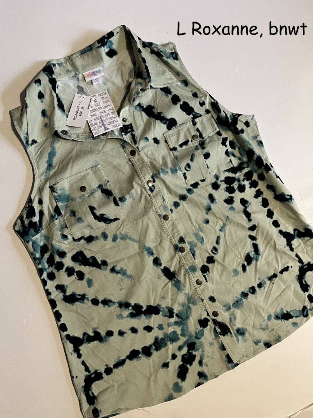 Large Lularoe Roxanne sleeveless snap front top, light green w/black blue spots
